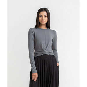 T-shirt à ourlet torsadé en modal pour femme - Product Image 1