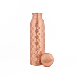 Bouteille d'eau en cuivre martelé de haute qualité pour le yoga et l'Ayurveda Design de logo élégant avec une finition de qualité pour les voyages et les fêtes en Inde - Product Image 3