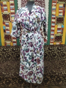 Robe Kimono en coton à fleurs blanches Peignoir léger et couverture de plage pour les femmes Parfait pour la piscine Spa Resort ou un usage décontracté - Product Image 3