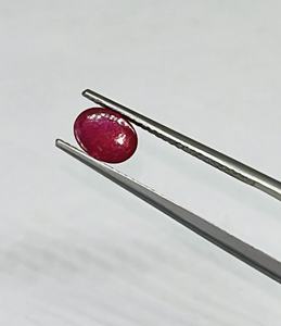 ทับทิมสีแดงธรรมชาติทรงวงรีทรงตัดขนาด7x5มม. พร้อมไส้แก้ว - Product Image 1
