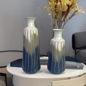 Hermosos jarrones florales de granja de lujo costero, juego de dos jarrones de metal decorativos multitono para un hogar elegante - Product Image 3