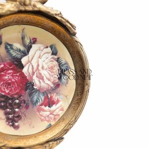 Arte de pared de latón antiguo con marco superior de cinta adornada y pintura de porcelana floral en estilo vintage elegante - Product Image 4