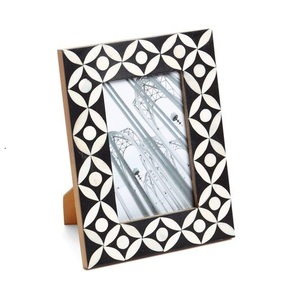 Cadre photo élégant en incrustation d'os pour table - Product Image 1