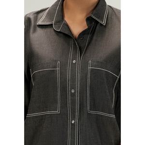 เสื้อเชิ้ตเดนิมสีดำสำหรับผู้หญิง ติดกระดุม มีกระเป๋าเสื้อ ดีไซน์หรูหรา - Product Image 2