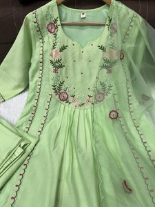 Elegante tela de seda pura de 2 colores Hermoso diseño de cuello Auto bordado Trabajo hasta el tobillo Anarkali con diseño de tendencia hacia adelante - Product Image 4