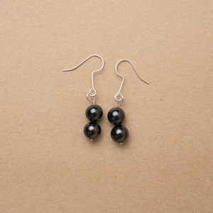 Pendientes de gancho francés de shungita con 2 cuentas redondas pulidas de 0.32 pulgadas (8 mm) - Product Image 2