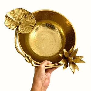 Bols à dattes intemporels en métal poli doré avec motif de feuilles conçus pour rehausser votre présentation à la maison - Product Image 1