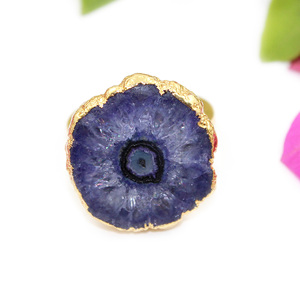 Anillo de mujer galvanizado de oro con diseño de flor de cuarzo Solar azul Natural de estilo Vintage clásico para compromiso al por mayor de La India - Product Image 1