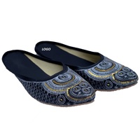 Chaussures Khussa personnalisées de haute qualité Semelle en cuir plate couleur rouge unie Intérieur Casual Party Wear Punjabi Jutti Pakistanais Femmes Khussa