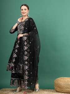 ชุดเดรส Anarkali ผ้าจอร์เจตต์วิสโคสประดับเลื่อม ดีไซน์โดย Rama Kurtis พร้อมกางเกง Sharara ชุดเดรสสไตล์อินเดียสำหรับผู้หญิงสุดหรูและทันสมัย - Product Image 6