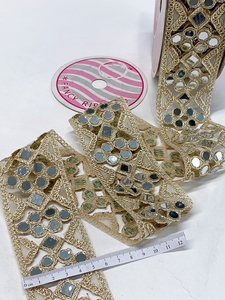 Fabriqué sur mesure avec des rubans et lacets brodés à la machine géométriques de différents modèles et couleurs pour robes de mariée - Product Image 3