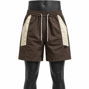 Pantalones cortos de nailon marrón para hombre, cintura elástica con cordón, pantalones cortos informales de verano para gimnasio con rayas laterales en contraste, pantalones cortos ligeros - Product Image 1