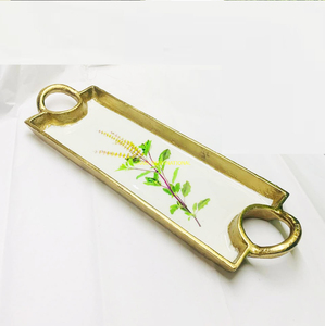 Plateau floral en aluminium émaillé blanc fait à la main avec poignées dorées Assiette de service rectangulaire décorative pour cadeau de cuisine - Product Image 1