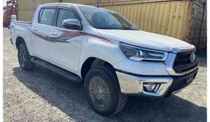 Hilux 2023-2024 4X4 Gasolina, Transmisión Automática, Asientos de Cuero, Volante a la Izquierda, Techo Panorámico, Portaequipajes de Aluminio, Usado - Product Image 4