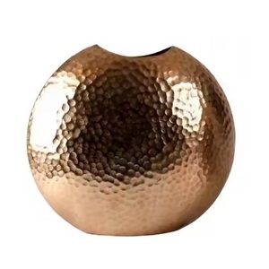 Jarrón redondo martillado de Metal moderno para decoración del hogar, maceta de último diseño, jarrón decorativo con acabado de cobre Chapado en cobre - Product Image 1
