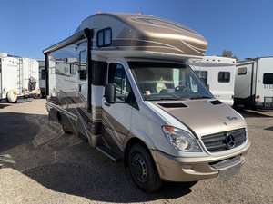 Autocaravana de Lujo con Acabado Brillante de Fibra de Vidrio, Ideal para Estancias en Resorts de Esquí en Invierno - Product Image 4