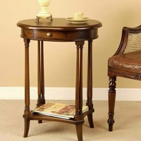 Table d'appoint en bois sculpté avec des motifs floraux et finition naturelle pour les thèmes d'intérieur d'inspiration traditionnelle ou orientale