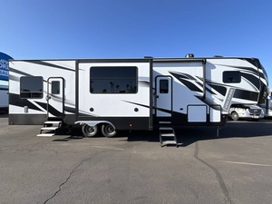 Caravane de voyage moderne d'occasion 2021 Dutchmens Voltage 3615 avec capacité pour 8 personnes et suspension indépendante, prête à être expédiée - Product Image 5