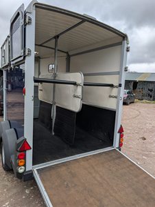 Remolque para Caballos Pegasus 2 con Área de Estancia, Eje Doble Negro/Blanco, Diseño de Color Personalizado, Capacidad de 2400 kg, Remolque Flotante en Ángulo - Product Image 5