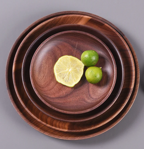 Plateau de service rond en bois fait à la main, écologique et entièrement naturel, design moderne, plat pour les occasions de fête - Product Image 2