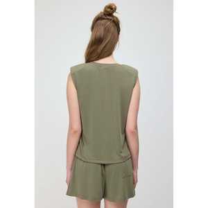 เสื้อยืดแขนกุดมีแผ่นรองไหล่ - Product Image 6