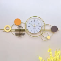 Horloge murale en métal avec détails élégants, élégante et fonctionnelle, parfaite pour les espaces de vie de luxe disponibles par Azora Industries