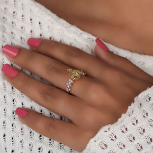 แหวนหมั้นเพชรคู่ทรงหรูหราสำหรับผู้หญิง เพชรเหลืองทรงลูกแพร์ เพชรเลี้ยงในห้องปฏิบัติการ ประดับแบบ Pave Setting คลาสสิก รับรองโดย IGI แพลตตินัม - Product Image 4