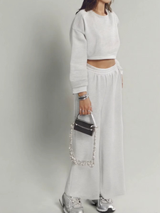 Ensemble 2 pièces décontracté pour femme, sweat-shirt à capuche uni à épaules tombantes et manches longues respirant, et pantalon de survêtement court au-dessus du genou, idéal pour l'automne/hiver - Product Image 2