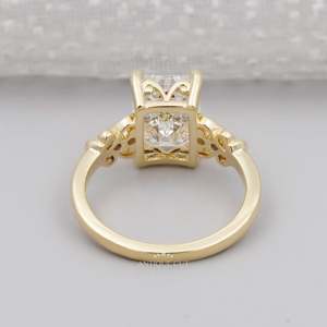 Bague de fiançailles pour femme en diamant taille émeraude vintage certifié IGI avec sertissage à 4 griffes et pierres latérales en filigrane - Product Image 4