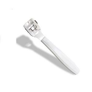 Maqnsco Outil professionnel en acier inoxydable pour éliminer les callosités des pieds, coupe-cornes et soin des callosités avec manche en plastique - Product Image 3