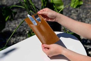 Porte-Couverts de Luxe Pliable en Cuir Véritable Fait Main Rustique et Écologique pour Restaurant, Organisateur de Vaisselle Durable LCH-0044 - Product Image 5