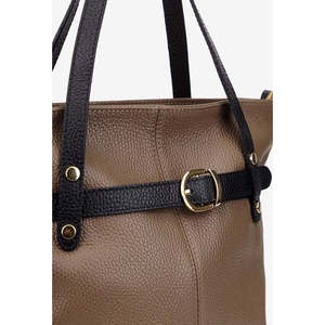 Borsa a Spalla da Donna in Vera Pelle Morbida Made in Italy con Due Cinghie, Dettagli con Rivetti e Chiusura a Zip 25380 - Product Image 2