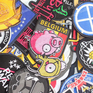 Parches bordados de texto y logotipo personalizados con insignias cosidas con cuentas de detalle preciso para uniformes y decoración de bolsos - Product Image 1