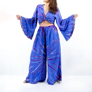 Ensemble jupe longue évasée style bohème avec haut à volants et imprimé floral, tenue féerique années 70, mode hippie - Product Image 1