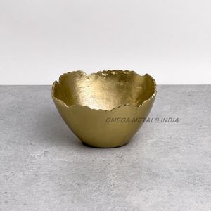 Ensemble de service en métal texturé doré de haute qualité avec long plateau et quatre bols assortis pour une salle à manger élégante et une décoration intérieure élégante - Product Image 2