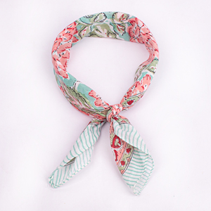Bandana en coton fait main, léger, doux, imprimé floral, écologique, à nouer, unisexe, toutes saisons, lavable, promotionnel - Product Image 5