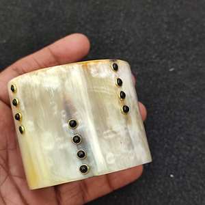 Bracelet large en corne de buffle écologique fait à la main avec des accents de points en laiton, bijoux de déclaration pour femmes - Product Image 2