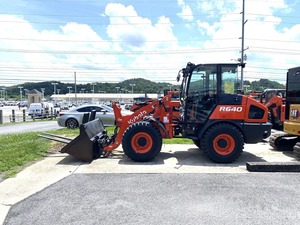 Chargeur sur pneus Kubota R640 2024-Chargeur compact de 5.2 tonnes avec moteur diesel Kubota de 64.4 HP-Équipement de construction durable - Product Image 3