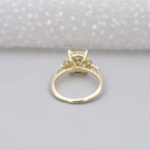 Anillo de compromiso con diamante amarillo de talla cojín, certificado por IGI, con piedra lateral. - Product Image 4