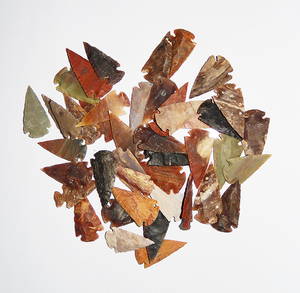 Pointe de flèche en agate naturelle sculptée à la main, authentique jaspe fantaisie de 1 à 1,5 pouce, sculpture artisanale de haute qualité, cristaux Amayra du Gujarat - Product Image 4