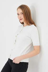 เสื้อคาร์ดิแกนแขนสั้นผู้หญิง ดีไซน์หรูหรา สวมใส่สบาย ระบายอากาศได้ดี ผ้าถักลายริบ ทรงเข้ารูป ติดกระดุม  เสื้อถักสำหรับฤดูร้อน  ทันสมัยสำหรับสุภาพสตรี - Product Image 4