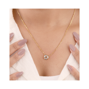 Elegante Collar de Oro con Racimo de Diamantes Minimalistas y Piedra de Corte Marquesa, Perfecto para Uso Diario - Product Image 4