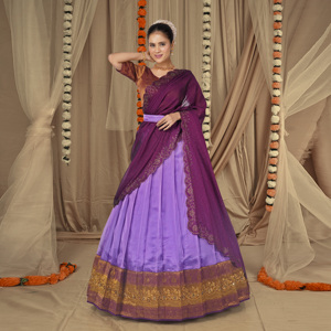 ชุดเลเฮนกาโชลีผ้าไหมบานาราซีสุดหรู พร้อมขอบผ้าทอมือลายซารีแบบดั้งเดิม ชุดงานรื่นเริงสุดสง่างาม คอลเลคชั่นชุดชาติพันธุ์และชุดเจ้าสาว - Product Image 2