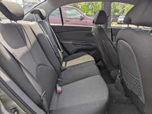 KIA RIO LX 2010 d'occasion, traction avant, en bon état de marche - Product Image 2