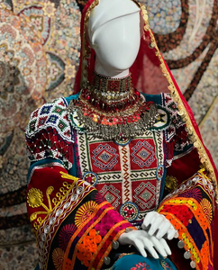 Nouvelle robe afghane Kuchi faite à la main de meilleure qualité pour les femmes avec de lourds motifs de broderie et de belles manches - Product Image 5