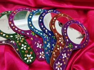 ลดราคา 100 ชิ้น กระจกพกพาหลากสีสไตล์วินเทจ ของชำร่วยงานแต่งงาน ของขวัญงานเมห์นดี ฮาลดี ของขวัญงานแต่งงานอินเดีย ปากีสถาน - Product Image 6