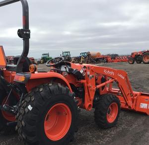 Kubota BX320 Tractores agrícolas multifuncionales 3 cilindros Diesel 4WD 4x4 Tracción en las ruedas Mini Tractor con cargador de cubo frontal - Product Image 4