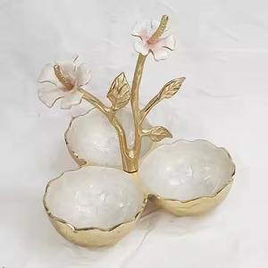 Cuenco redondo de metal más exigente para servir con base de diseño dorado para decoración de eventos y fiestas - Product Image 5