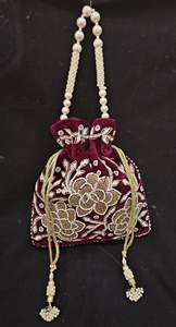 2025 @ Sacs POTLI élégants pour femmes sur tissu de velours avec perles de verre en cristal embellies, travaux de broderie Zari de perles - Product Image 2