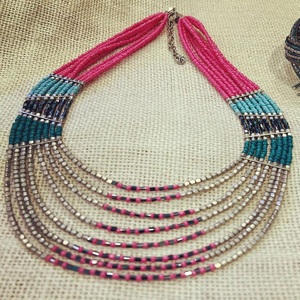 Colliers superposés de perles de verre sur mesure avec des perles de verre, d'os et de métal idéales pour les magasins de bijoux de mode en perles bleues - Product Image 4